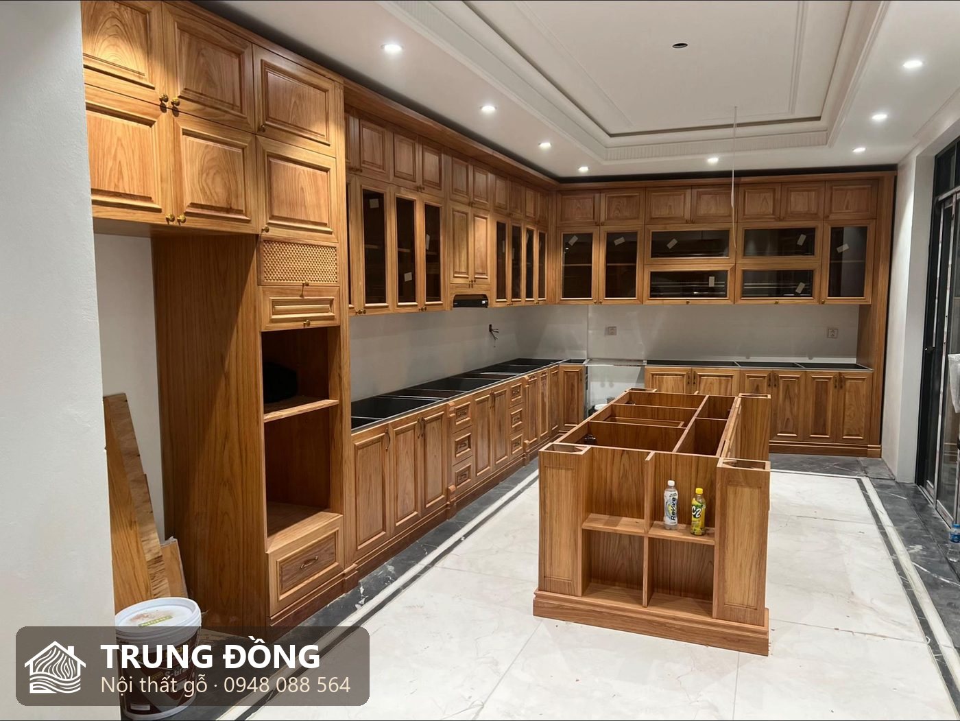 Tủ bếp gỗ tự nhiên cao cấp Trung Đồng