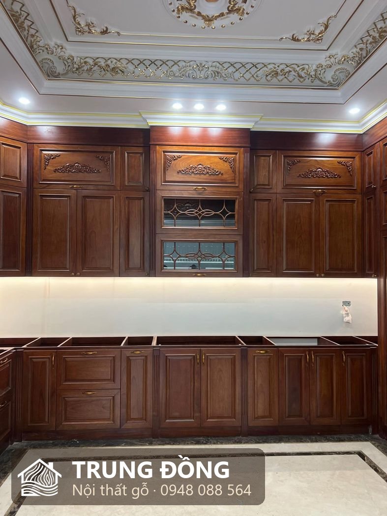 Bếp gỗ tự nhiên tân cổ điển