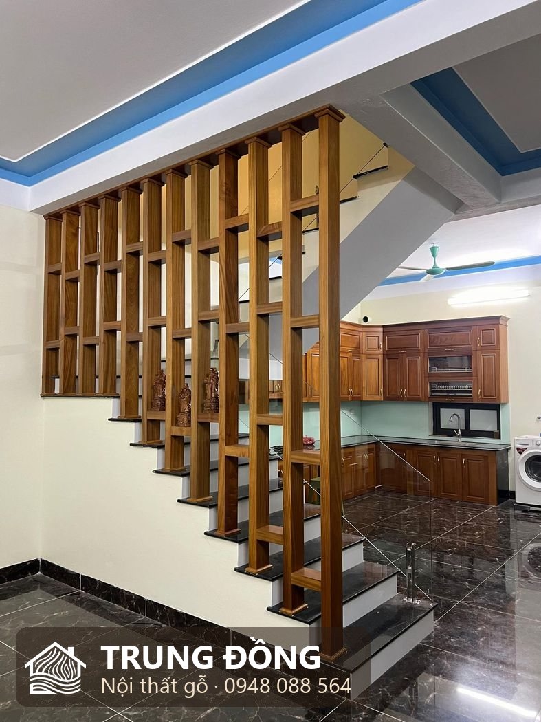 Cầu thang và vách lam gỗ